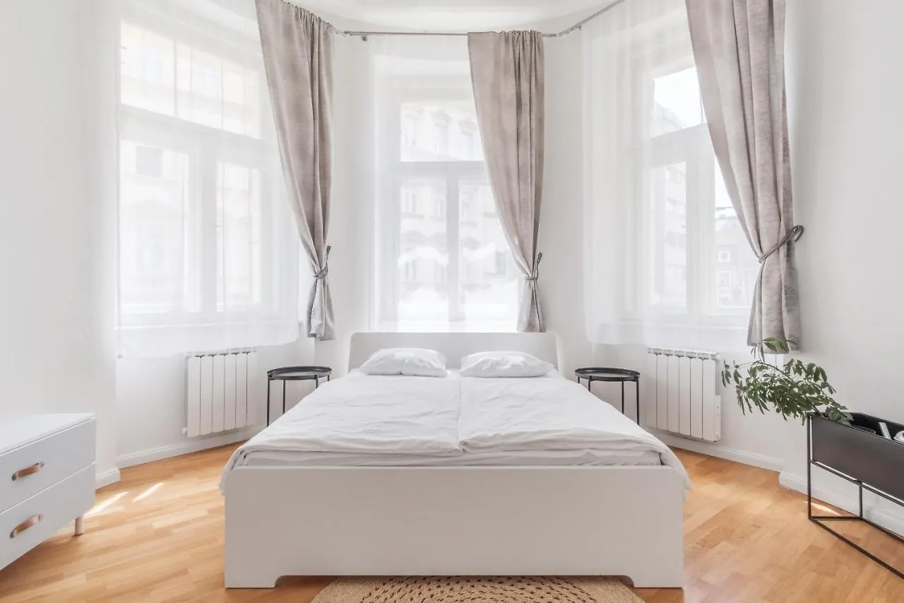 Luminous Apartment For 2 Near Wenceslas Square By Prague Days